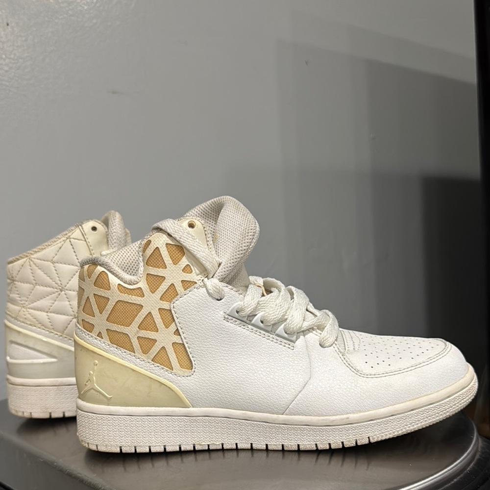 Nike Women's Sneakers - White and Gold